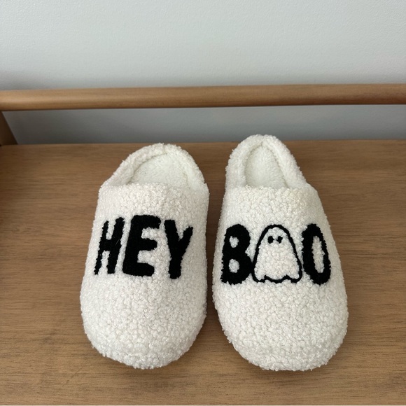 NWOT Hey Boo Cozy White Slippers size S/M aka 7/8 - Picture 2 of 6
